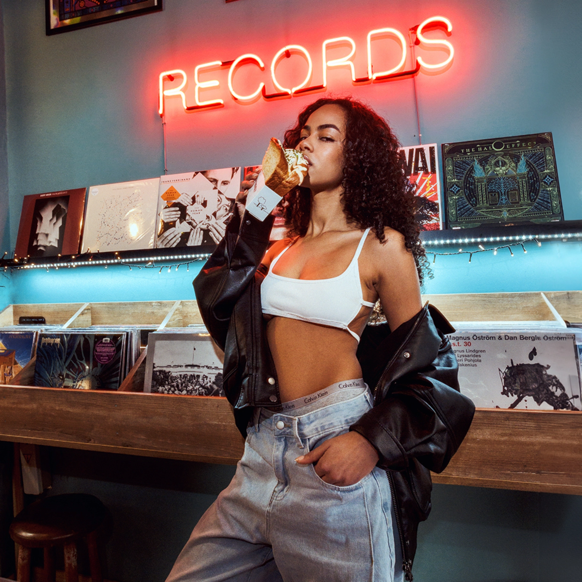 model in parco eat a sandwich